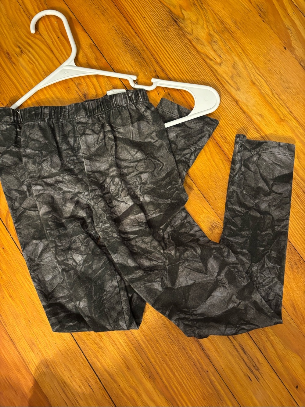 Romy and Lulu Black Crinkled-Pattern Leggings